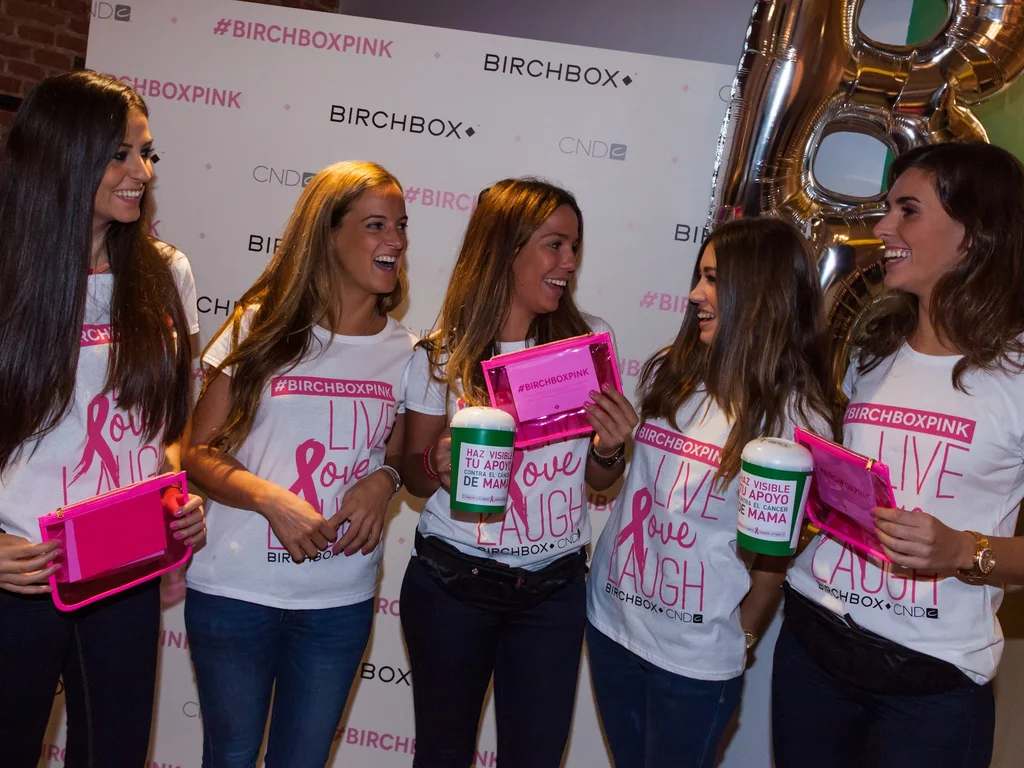 Equipo con las camisetas blancas personalizadas del maratón solidario