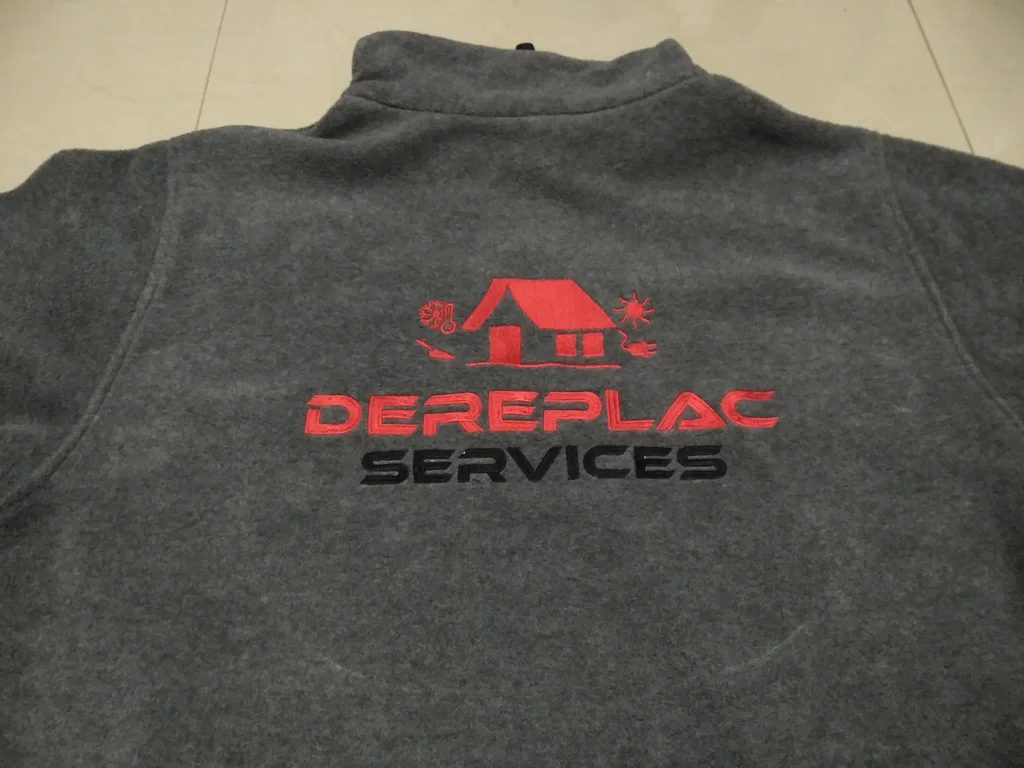 Polar de trabajo con el logotipo bordado
