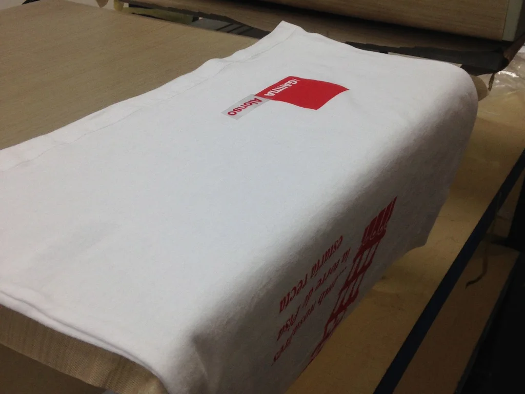 Serigrafía de camisetas en producción