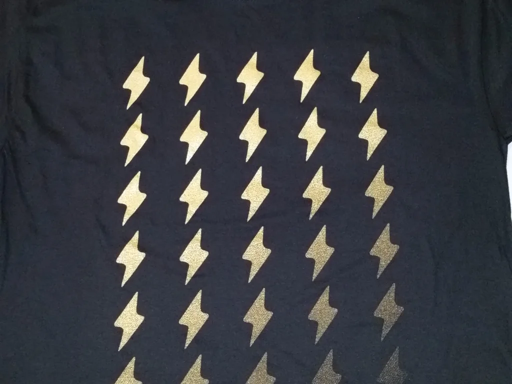 Camiseta serigrafiada con rayos dorados