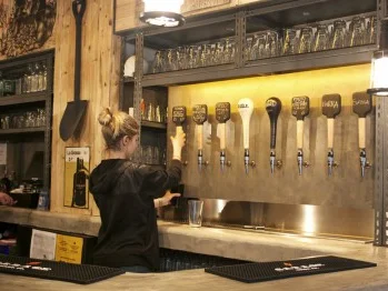 Barra de la cervecería Garage Beer en Barcelona