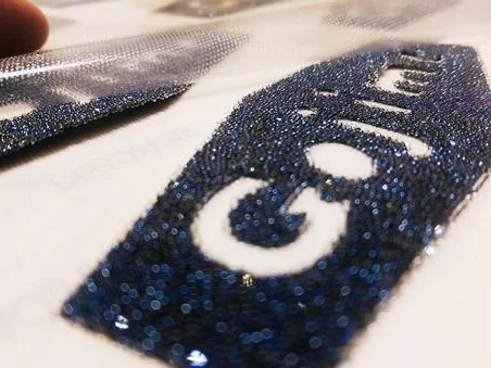 Logotipo en strass de cristales Swarovski sobre camiseta