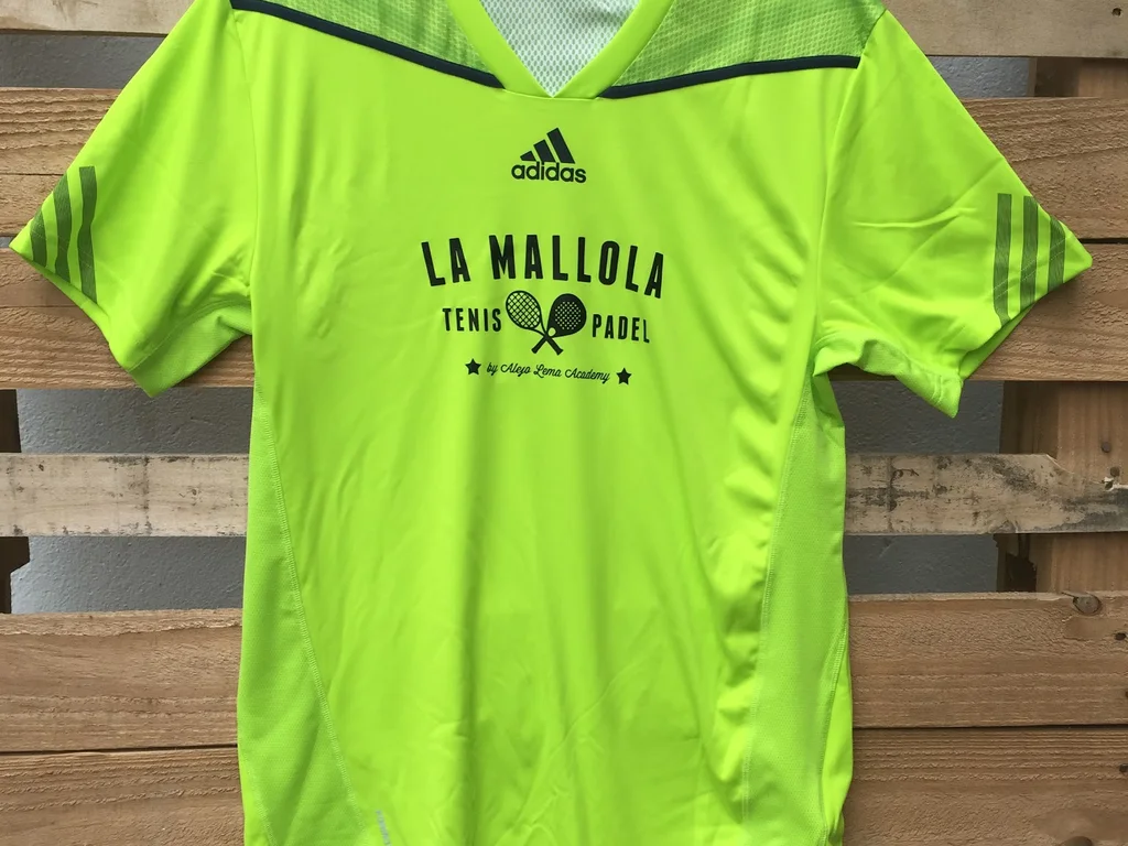 Camiseta de la escuela de tenis y pádel terminada