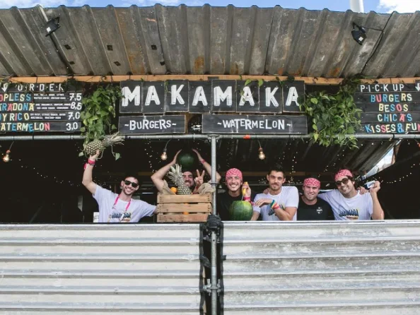 Equipo de Makamaka con las camisetas personalizadas