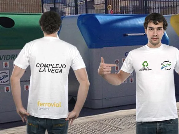 Personal con las camisetas de la campaña medioambiental