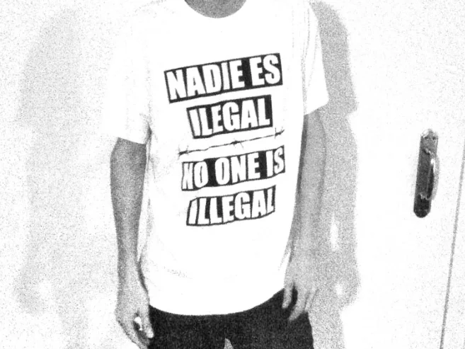 Camiseta blanca serigrafiada de la campaña
