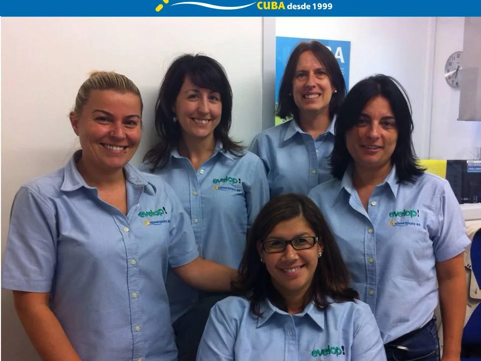 Equipo con las camisas azules bordadas de uniforme