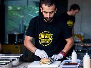 Camiseta personalizada de Chivuo's en el local