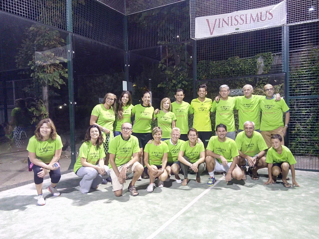 Alumnos con las camisetas personalizadas de la escuela