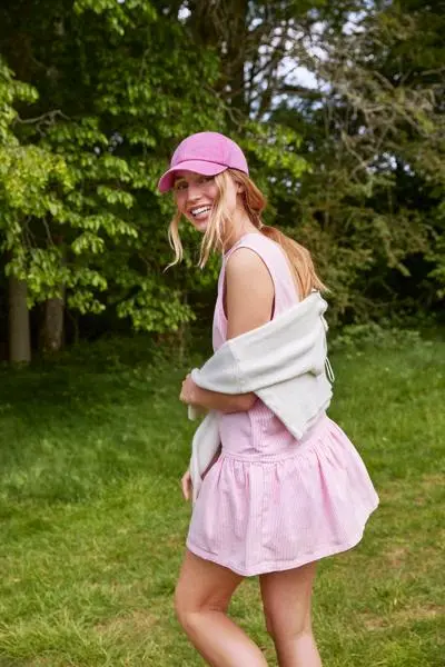 beechfield_b655_vintage-true-pink_lifestyle_0884.webp